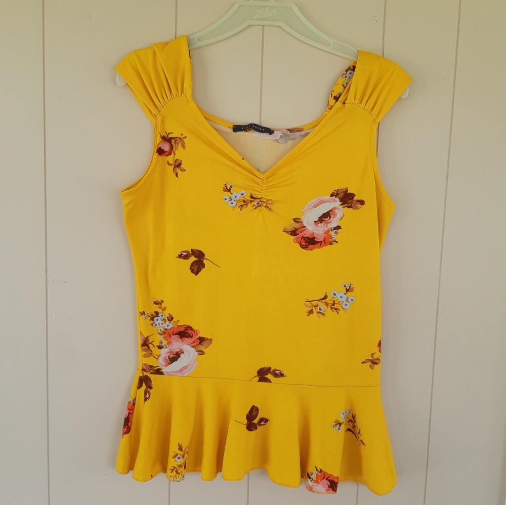 Suzy Shier Yellow Floral Peplum Sleeveless Top Size Small